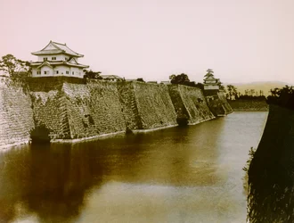 Vista do castelo e do fosso em Osaka, cerca de 1900 - 1915 (fotografia)