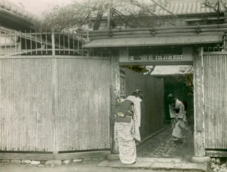 Jovem japonesa a visitar um amigo, cerca de 1900 - 1915 (fotografia)