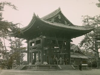 torre do sino do templo budista Todai-Ji em Nara, cerca de 1900 - 1915 (fotografia)