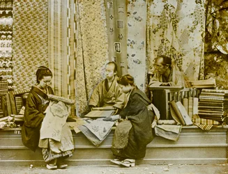 vendedor de seda no japão, cerca de 1900 - 1915 (fotografia)