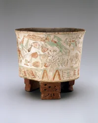 Vaso tripé com dois maçaricos e pássaros quetzal em árvores de cacau, Late Xolalpan, 550-650 (faiança com estuque pintado)