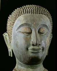 Cabeça de um Buda gigante (bronze)