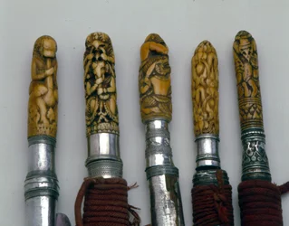Cabos ornamentais de facas e espadas, norte da Tailândia