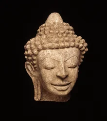 Cabeça de Buda, de Chedi Chula Pathom, período Davaravati (estuque)