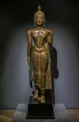 Buda caminhando. Tailândia. Arte tailandesa de Sukhothai, séculos 15 a 16