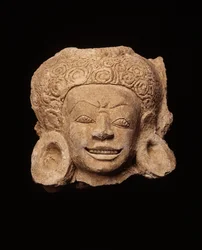 Cabeça de demônio, de Chedi Chula Pathom, período Davaravati (estuque)