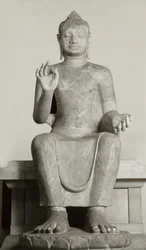 Buda Gigante, Escola Davaravati