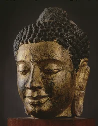 Cabeça de Buda gigante com os olhos fechados, estilo Srivijaya