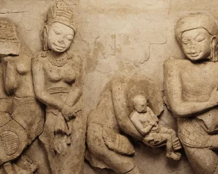 Socorro, de Chedi Chula Pathom, Escola Davaravati (estuque)