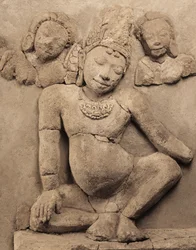 Socorro, de Chedi Chula Pathom, Escola Davaravati (estuque)
