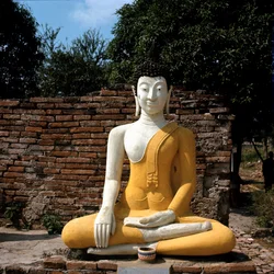 Uma estátua de Buda fora do templo