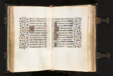 Livro de Horas de Uso de Paris: Fol. 106r, Iniciais Múltiplas com Borda Decorada, c. 1420.
