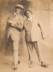 Fotografia de dois homens de braços dados, 1910 - 1920.