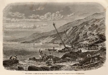 A pesca do atum na Baía de Proelucca (Golfo de Fiume ou Rijeka, Ístria), a vigia dos bancos de peixe empoleiram-se em escamas altas e avisam os pescadores da sua equipa ou lançam as suas redes ao longo da costa. Gravura depois do desenho de T.Weber, para i