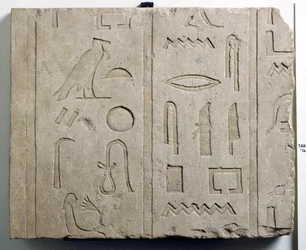 Fragmento de inscrição hieroglífica, da 25ª a 26ª Dinastia, c.715-525 aC (calcário)