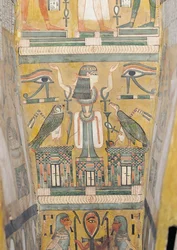Interior do caixão de Imenemipet representando o olho wedjat e uma mulher de braços erguidos, dinastia 21-22 (madeira pintada)