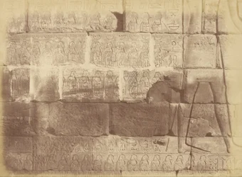 Vista de perto de inscrições hieroglíficas e esculturas (Lista das nações derrotadas), Karnak