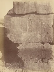 Close-up de inscrições e esculturas hieroglíficas, Karnak
