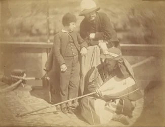 Retrato de grupo de dois homens ocidentais e um menino em um barco no rio Nilo