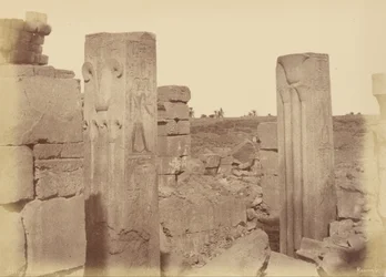 Karnak, colunas de lótus de Thotmes III