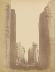 Karnak, vista através da sala hipostilo