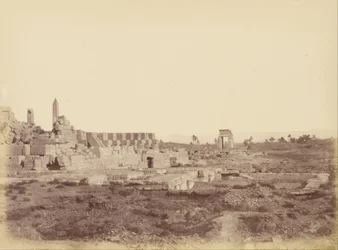 Visão geral de Karnak, incluindo a caminhada coberta de Tothmes III