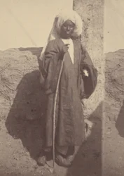 [Retrato de um jovem norte-africano encostado a um pilar]