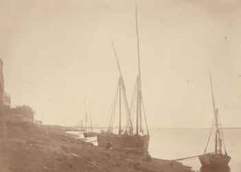 Barcos à vela na margem do Nilo