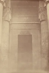 A entrada interna do Templo de Denderah