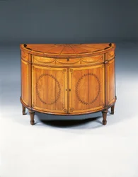 Cômoda demi-luna de marchetaria George III, c.1760-79 (satinwood, amaranto e tulipwood)