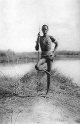 Uma atitude característica de Dinka, Terrakekka para Aweil, Sudão, 1925 1927