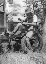 Chaplin Court Treatt, pioneiro do automobilismo britânico, consertando seus sapatos veldtschoen, c1924-c1926 1927