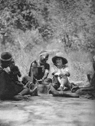 Ouvindo o gramofone, Bulawayo a Dett, Rodésia, c1924-c1925 1927