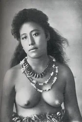 Uma beldade samoana, usando colares de dentes e conchas, 1902