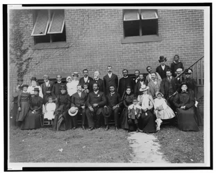 Membros da Primeira Igreja Congregacional, Atlanta, Geórgia, posaram fora da igreja de tijolos