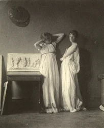 Dois Modelos Femininos em Traje Clássico com Escultura de Carvalho 