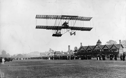 Grahame White voando sua máquina do Ranelagh Club, no mesmo ano do vôo de Manchester, 1910