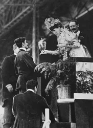 A rainha Alexandra entrega uma taça especial a Dorando para comemorar seu grande esforço para vencer a maratona olímpica em julho de 1908