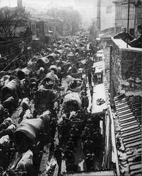Refugiados chegam a Constantinopla, esperando por um navio para a Ásia durante a Revolução Turca, 1909