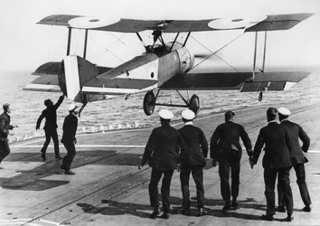 Comandante do Esquadrão Edwin Dunning pousando um Sopwith Pup a bordo do HMS Furious, 2 de agosto de 1917