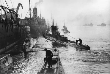 Submarinos saindo do depósito de navios em Harwich
