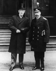 O rei posa com o presidente Wilson fora do Palácio de Buckingham, 31 de dezembro de 1919