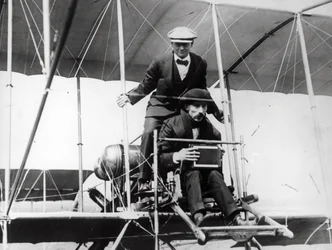 Thomas E. Grant com o Sr. Lewis Turner em uma máquina voadora para fotografar o eclipse, 1912