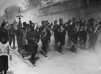Entrada triunfante em Constantinopla pelos jovens soldados turcos, maio de 1909