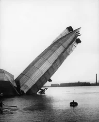 Destruição do maior dirigível da Grã-Bretanha, The Mayfly, em Barrow, 1911