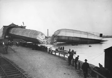 Destruição do maior dirigível da Grã-Bretanha, The Mayfly, em Barrow, 1911