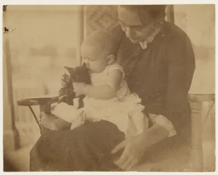 [Frances Crowell e criança com gatinho]