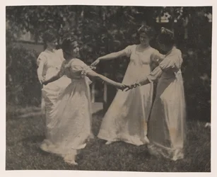 Susan Hannah Macdowell, rapariga não identificada, Elizabeth Macdowell e possivelmente Mary Macdowell na casa Macdowell