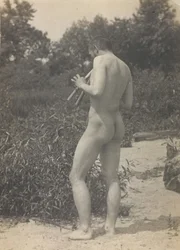 Thomas Eakins, nu, a tocar flauta, c. 1883
