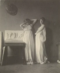 [Dois modelos femininos em traje clássico com a escultura "Arcadia" de Eakins].